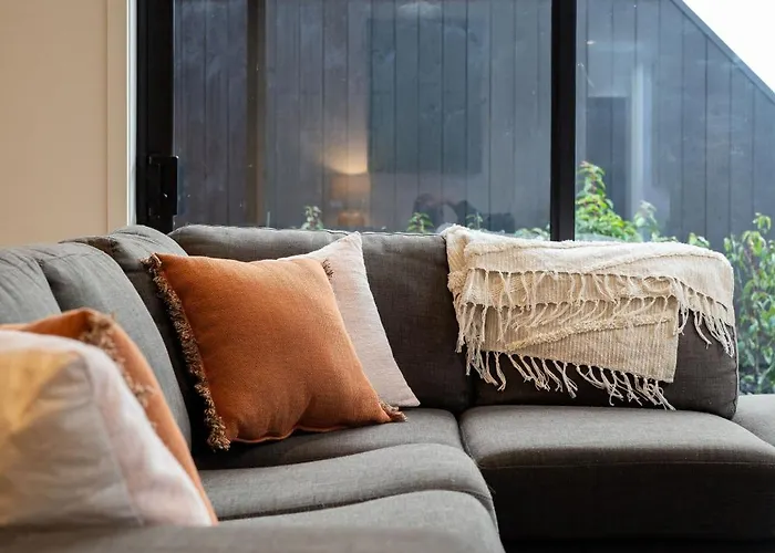 Modern Townhouse With Outdoor Fireplace Sleeps 8 Holiday home Wanaka