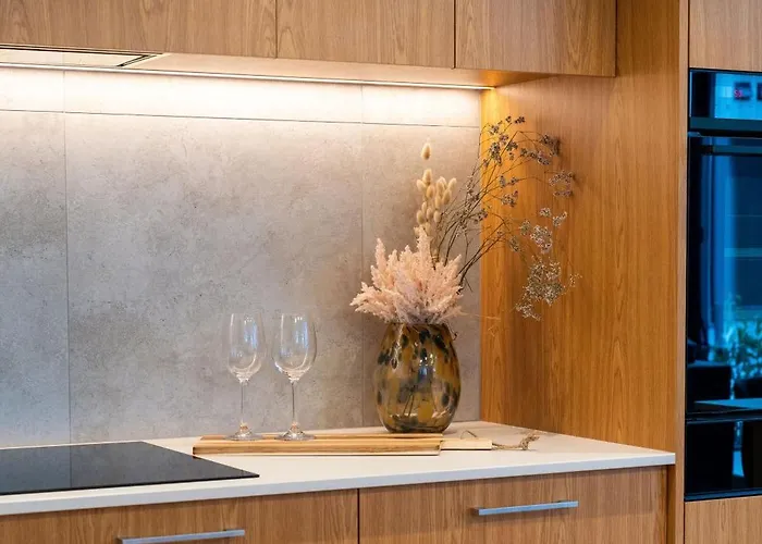 Modern Townhouse With Outdoor Fireplace Sleeps 8 *
