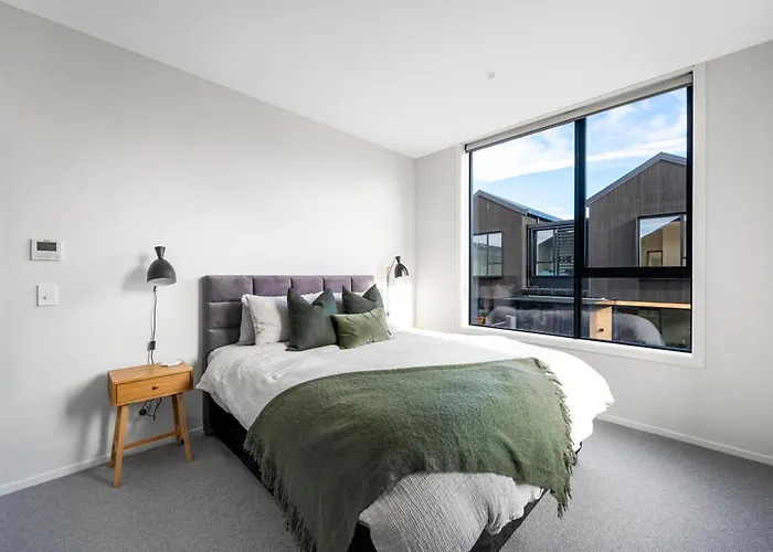 Modern Townhouse With Outdoor Fireplace Sleeps 8 Holiday home