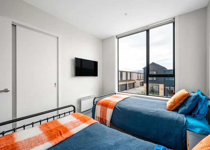 Modern Townhouse With Outdoor Fireplace Sleeps 8 *