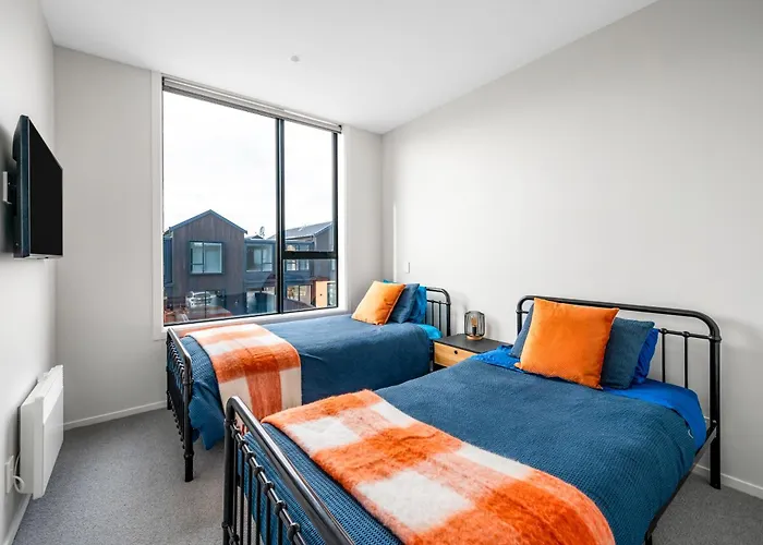 Modern Townhouse With Outdoor Fireplace Sleeps 8 Holiday home Wanaka