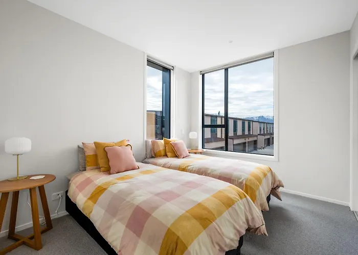 Modern Townhouse With Outdoor Fireplace Sleeps 8 * Wanaka