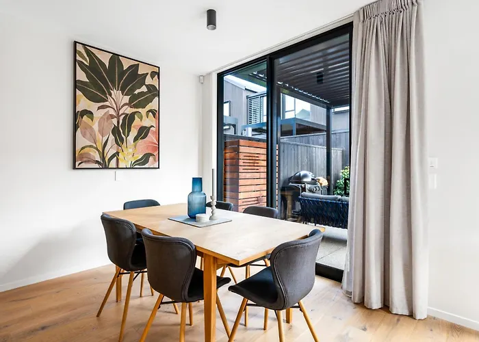 Modern Townhouse With Outdoor Fireplace Sleeps 8