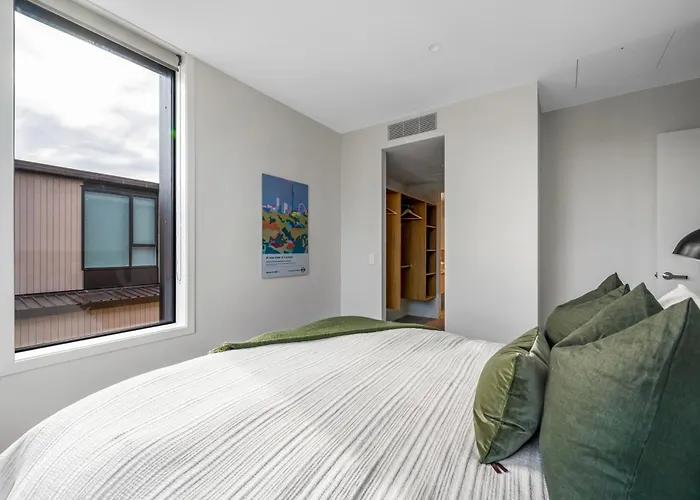 Modern Townhouse With Outdoor Fireplace Sleeps 8 Holiday home Wanaka