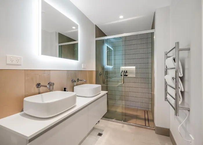 Modern Townhouse With Outdoor Fireplace Sleeps 8 *