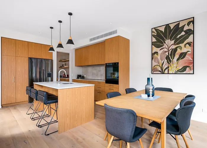 Modern Townhouse With Outdoor Fireplace Sleeps 8 Wanaka