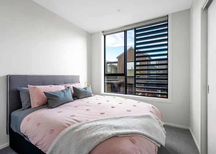 Modern Townhouse With Outdoor Fireplace Sleeps 8