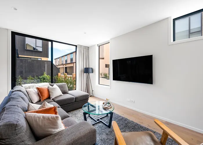 Modern Townhouse With Outdoor Fireplace Sleeps 8 Holiday home