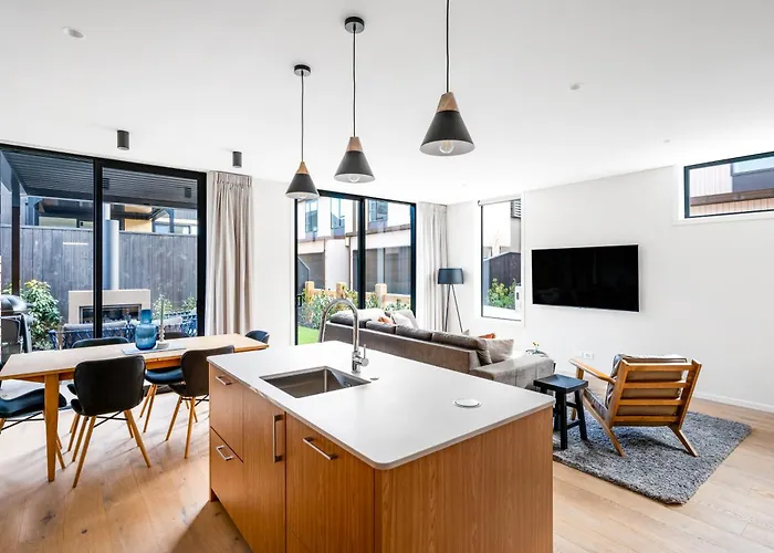 Modern Townhouse With Outdoor Fireplace Sleeps 8 Holiday home Wanaka
