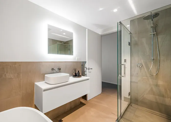 Modern Townhouse With Outdoor Fireplace Sleeps 8 *