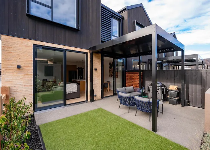 Modern Townhouse With Outdoor Fireplace Sleeps 8 Wanaka