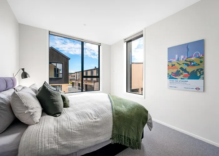 Modern Townhouse With Outdoor Fireplace Sleeps 8