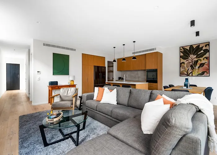 Modern Townhouse With Outdoor Fireplace Sleeps 8 Holiday home *